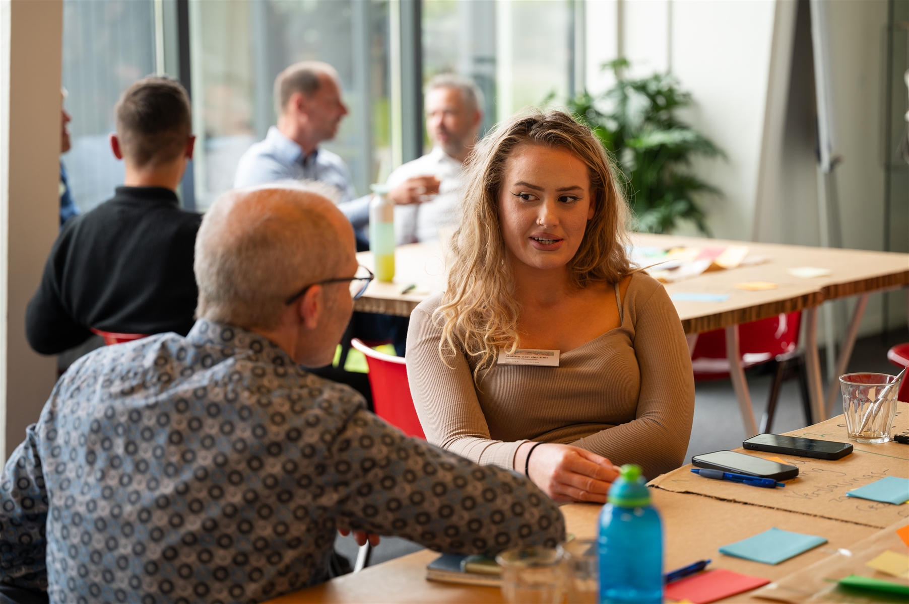 2 mensen in gesprek aan tafel